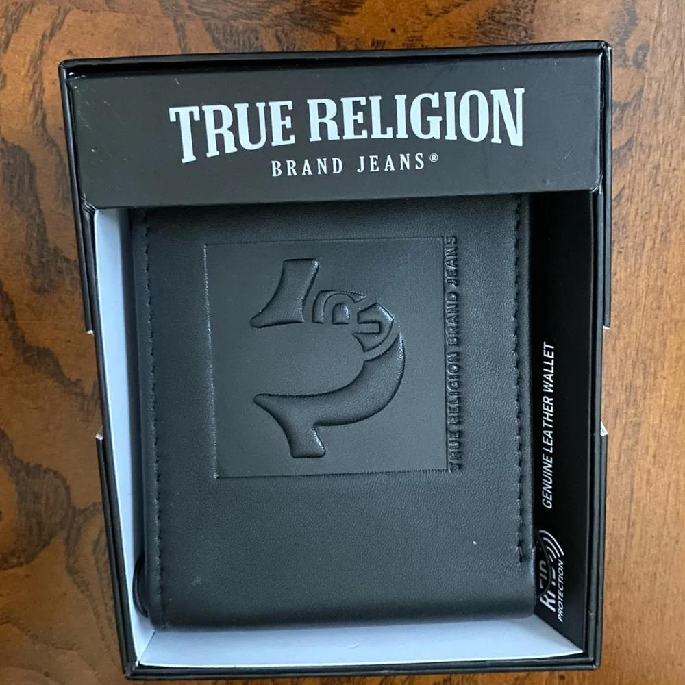 True Religion Black Genuine Leather Embossed Horseshoe Logo Wallet BiFol…